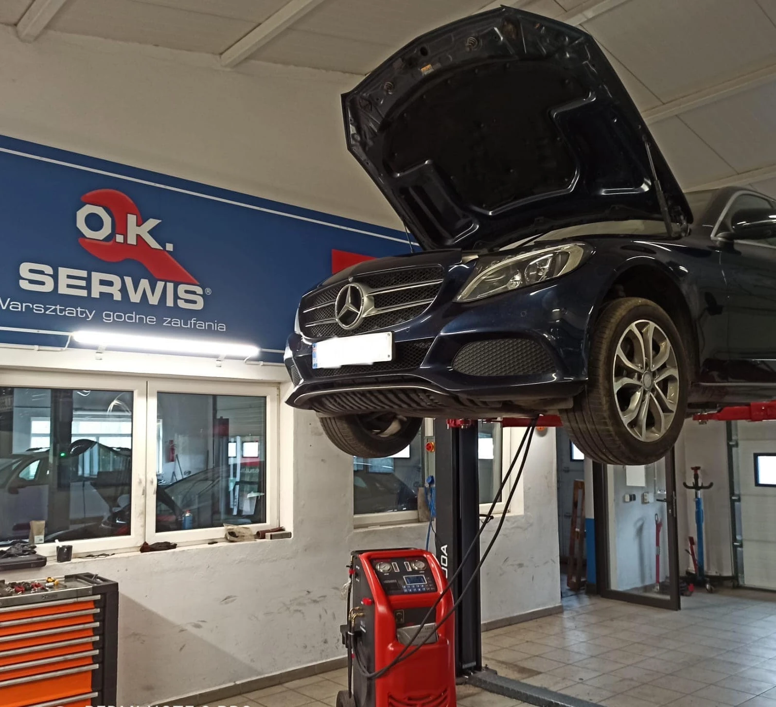 Mercedes na podnośniku w warsztacie WMJ Serwis, profesjonalny serwis samochodowy blisko Radomska.